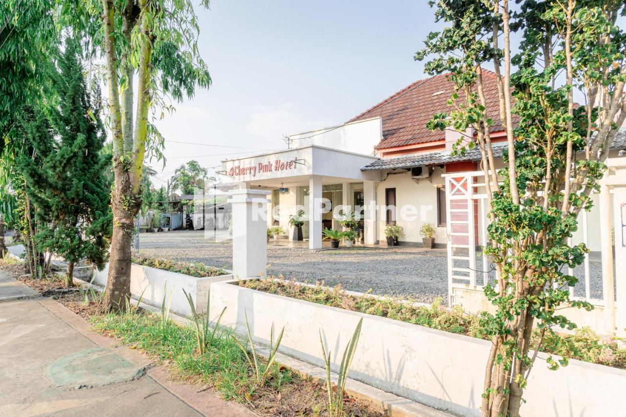 Cherry Pink Hotel Medan Mitra Reddoorz Luaran gambar