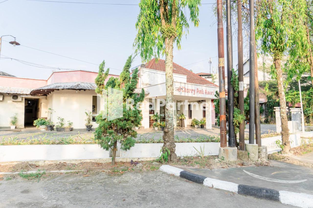Cherry Pink Hotel Medan Mitra Reddoorz Luaran gambar